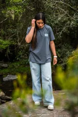 Remerón gris con estampado en la espalda con el texto "Save the wild, save the nature".