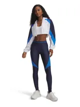 Campera deportiva Under Armour, de corte cropped, con diseño color block en blanco, azul y azul marino.