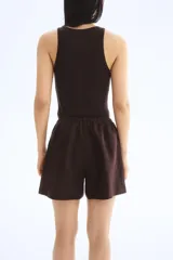 Short marrón de lino con cintura elástica y cordón ajustable.