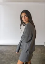 Falda corta gris de tejido de punto con diseño de rombos.
