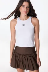 Musculosa blanca de algodón con cuello redondo y logo bordado en el pecho.