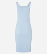 Vestido midi acanalado color celeste, con escote cuadrado y tirantes medios. Confeccionado en algodón sostenible con elastano para mayor comodidad y ajuste.