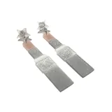 Aros en forma de labial con detalle brillante y estrella en la parte superior.