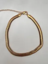 Gargantilla dorada con diseño de eslabones, de 40 cm de largo y 0,75 cm de ancho.