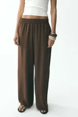 Pantalón marrón de tiro alto con cintura elástica y pierna ancha.