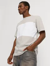 Camiseta de manga corta color beige con bloque central blanco con la palabra "Originals" en relieve.