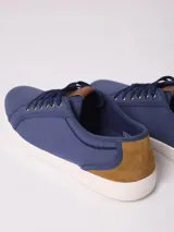 Championes de lona color beige con detalles en azul y marrón.