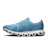 Championes urbanos On Running modelo Cloud 6, color celeste con detalles en blanco, confeccionados en malla técnica y materiales reciclados, con sistema de amortiguación CloudTec® y suela de goma.
