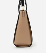 Cartera grande tipo shopper de poliuretano liso en tres colores, con doble asa de mano y correa larga desmontable.
