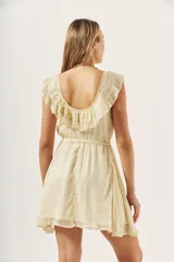 Vestido corto color crema con textura brillante, escote redondo con volados y cintura elastizada.