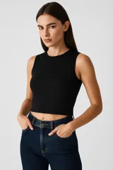 Top cropped negro de algodón y elastano, ajustado al cuerpo y con cuello redondo.