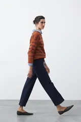 Jean wide leg negro de algodón con spandex, diseñado para una silueta amplia y fluida.