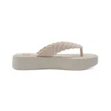 Sandalias tipo ojotas color beige, con plataforma y tira gruesa con diseño trenzado.
