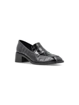 Zapato mocasín de cuero con textura croco color negro, de punta cuadrada y taco cuadrado de 5 cm.