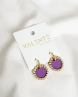 Par de aros colgantes con aro dorado y dije circular de acrílico color lila con borde de strass.