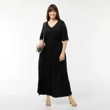 Vestido largo negro de punto de crepé con escote en V y mangas cortas acampanadas.