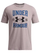 Remera gris de Under Armour con logo vintage en azul y negro.