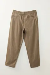 Pantalón casual color marrón claro, confeccionado en lino con suave elasticidad, corte recto y cintura con cordón ajustable.