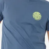 Remera azul de manga corta con cuello redondo y logo estampado en el pecho.