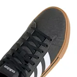 Championes Adidas Daily 4.0, color negro con detalles en blanco y suela marrón.