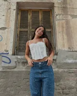 Corset blanco con encaje, breteles finos y estructura con varillas.