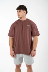 Remera marrón de algodón con estampado blanco en la espalda con la palabra "PERSISTENCE".