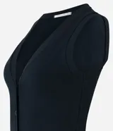 Blusa estilo chaleco color marrón, confeccionada en ribana, con abotonado delantero, sin mangas y con textura acanalada.