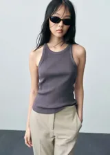 Musculosa gris de algodón con cuello redondo y corte ajustado.