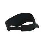 Visera deportiva Under Armour color negro con logo bordado en blanco y tecnología HeatGear para mantener la frescura.