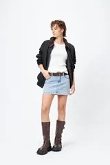 Musculosa de punto color beige, con textura acanalada y detalle de trenzado lateral ajustable.