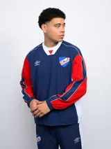 Buzo deportivo azul marino, rojo y blanco con escudo del Club Nacional de Football en el pecho y logo de Umbro en la manga.