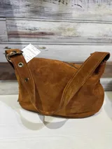 Bolso bandolera marrón de cuero gamuzado, con correa ancha ajustable con hebilla y cierre superior con cremallera.