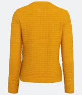 Blusa de punto celeste con textura ondulada, cuello redondo y mangas largas.