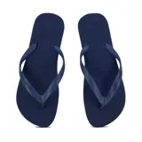 Chanclas de goma color azul marino, con tira de ajuste al pie y logo de la marca en la plantilla.
