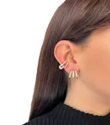 Par de aros dorados con forma de argolla, con triple línea de pequeñas circonias blancas.