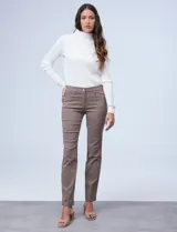 Pantalón de gabardina elastizada color marrón claro, marca Zac & Rachel, corte slim, con pretina con pasadores, botón y cierre. Delantera con tres bolsillos y trasera con bolsillos ojal.