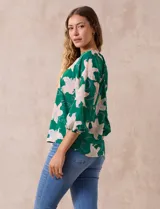 Blusa de gasa estampada marca Sioni, con cuello a la base y escote en V. Tiene mangas 3/4 con terminación fruncida.