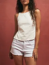 Short de jean blanco con terminaciones desflecadas.