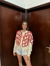 Cárdigan celeste de lana merino con diseño calado en color crudo y botones de nácar.