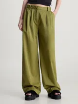 Pantalón largo color verde oliva, de corte recto y tiro alto, con pinzas en la cintura, bolsillos laterales y traseros.