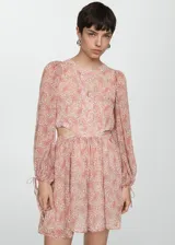 Vestido corto con estampado paisley en tonos rosa y naranja, con escote redondo con abertura en forma de gota, mangas largas abullonadas con lazos en los puños y aberturas laterales en la cintura.