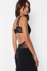 Body negro de microtul con corpiño de encaje, espalda descubierta y broches snap en la entrepierna.