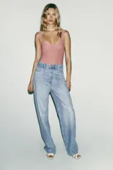 Body marrón de tejido de punto acanalado, con escote cuadrado y tirantes anchos.