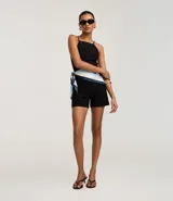 Short sastrero de tiro alto color negro, confeccionado en bengalina.