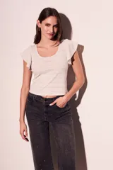 Top ajustado blanco con mangas voladas y tejido con detalles de textura, ideal para el uso diario.
