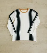 Sweater de punto color blanco con rayas verticales negras y cuello redondo color beige.