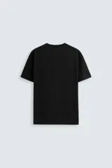 Camiseta negra de algodón con cuello en V y manga corta.