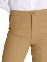 Pantalón de pierna recta color beige, tiro alto, con bolsillos estilo carpintero.