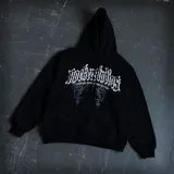 Hoodie negro corte oversize de felpa gruesa 100% algodón, con estampado blanco de alta durabilidad en el pecho con el texto "Rockerstudios" en tipografía gótica y la frase "Rockers Underground Culture". Capucha con doble tela y cordones ajustables.