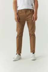 Pantalón de gabardina color verde oliva, de corte slim fit, con cinco bolsillos y logo bordado en el bolsillo trasero.